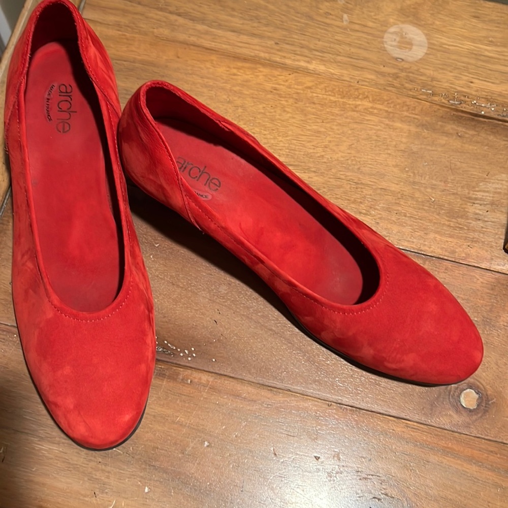 Super soft french brand Arche red suede flexible short pumps Size 40. Brand new